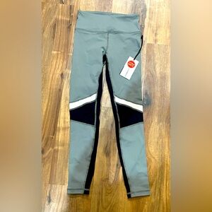 VMMA XSmall USA gray black white workout leggings NWT